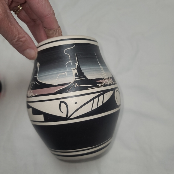 Cedar Mesa Handcrafted Navajo Desert Scene Black and White Ceramic Vase Pot - Picture 4 of 10